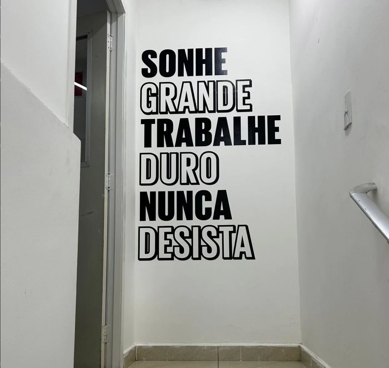 Parede com frase motivacional